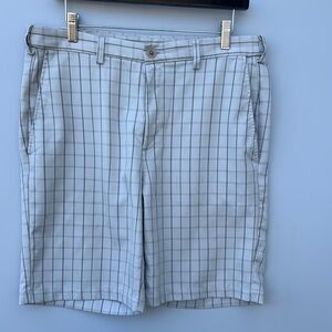 Hagger Men's cream size 34 Shorts